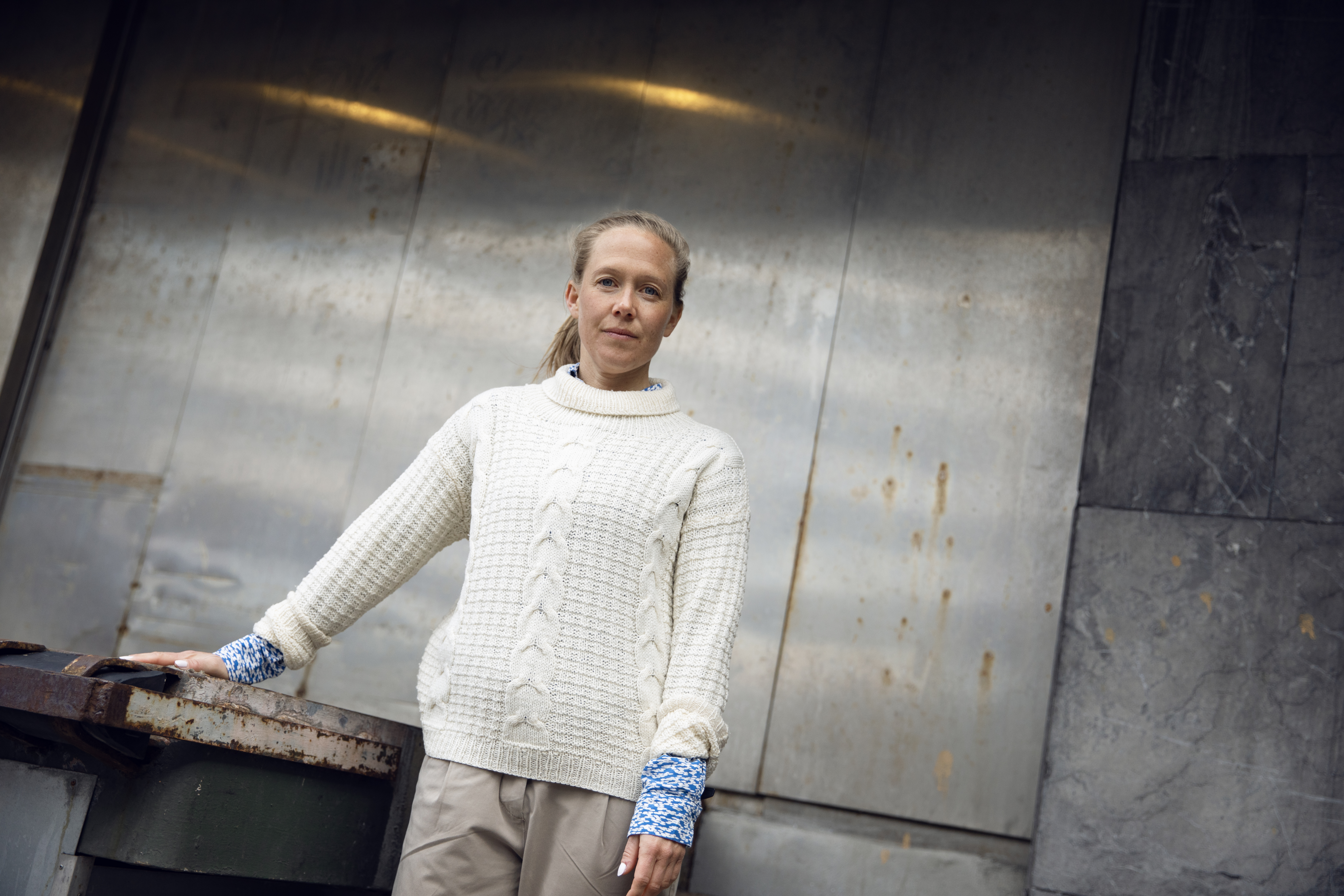 Lea Blom er uddannet kandidat i idræt fra Københavns Universitet. Hun var ansat som underviser og senere leder af idrætslinjen på Paul Petersens Idrætsinstitut fra 2019 til 2022. 