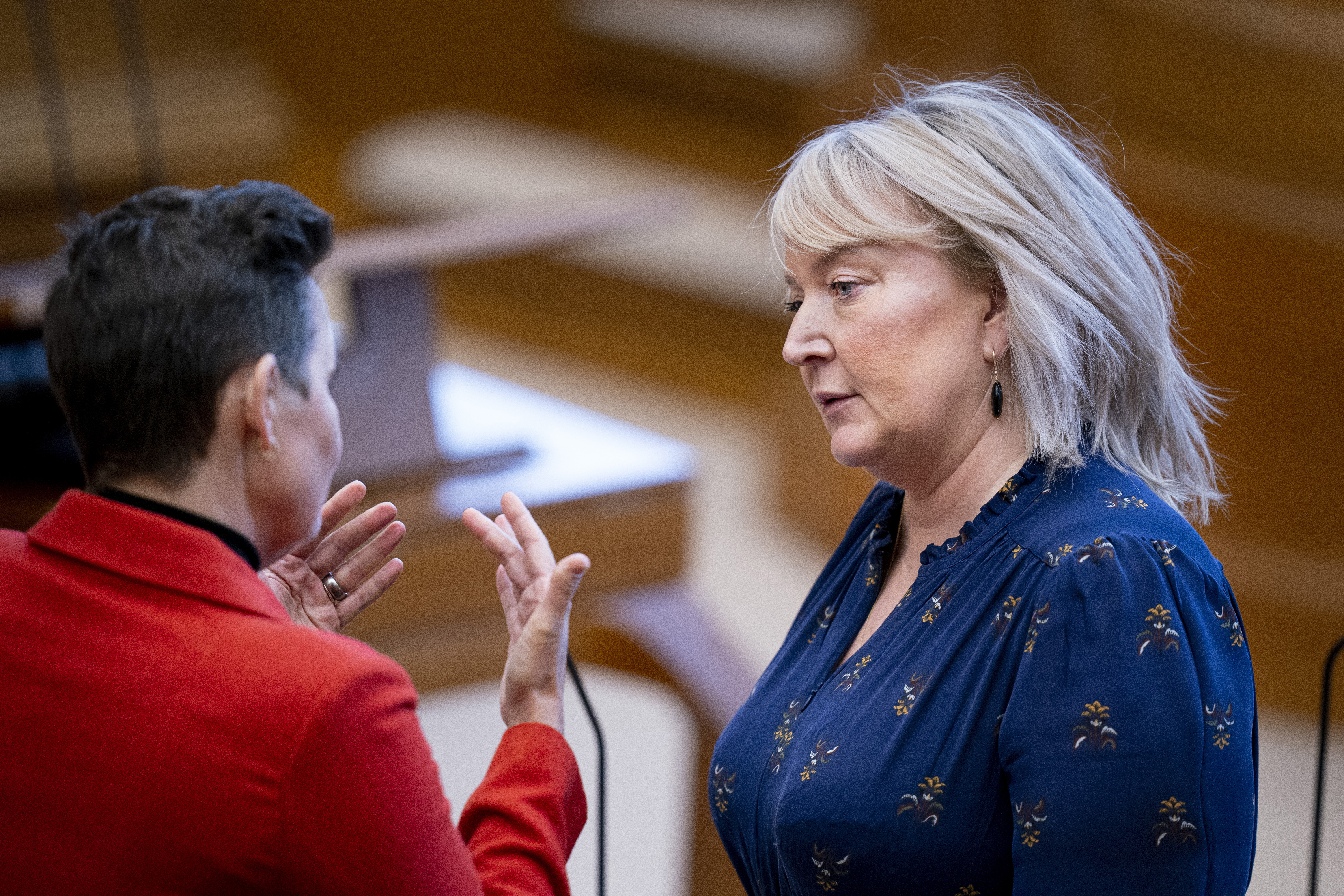 Uddannelsesminister Christina Egelund i samtale med SF