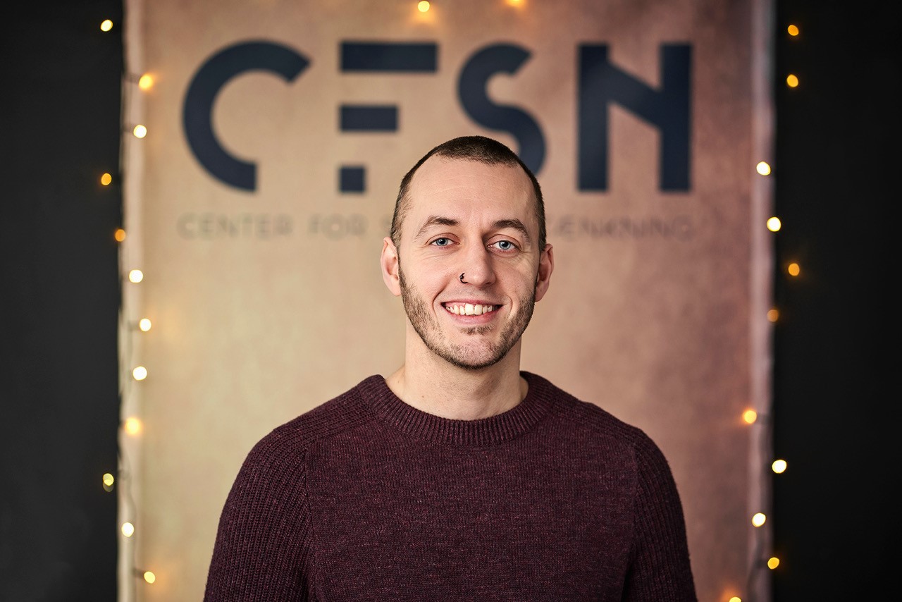 Steffen Rasmussen er tidligere hjemløs og i dag indehaver af Center For Social Nytænkning og forfatter til bogen Jobcenterkrisen (2023).