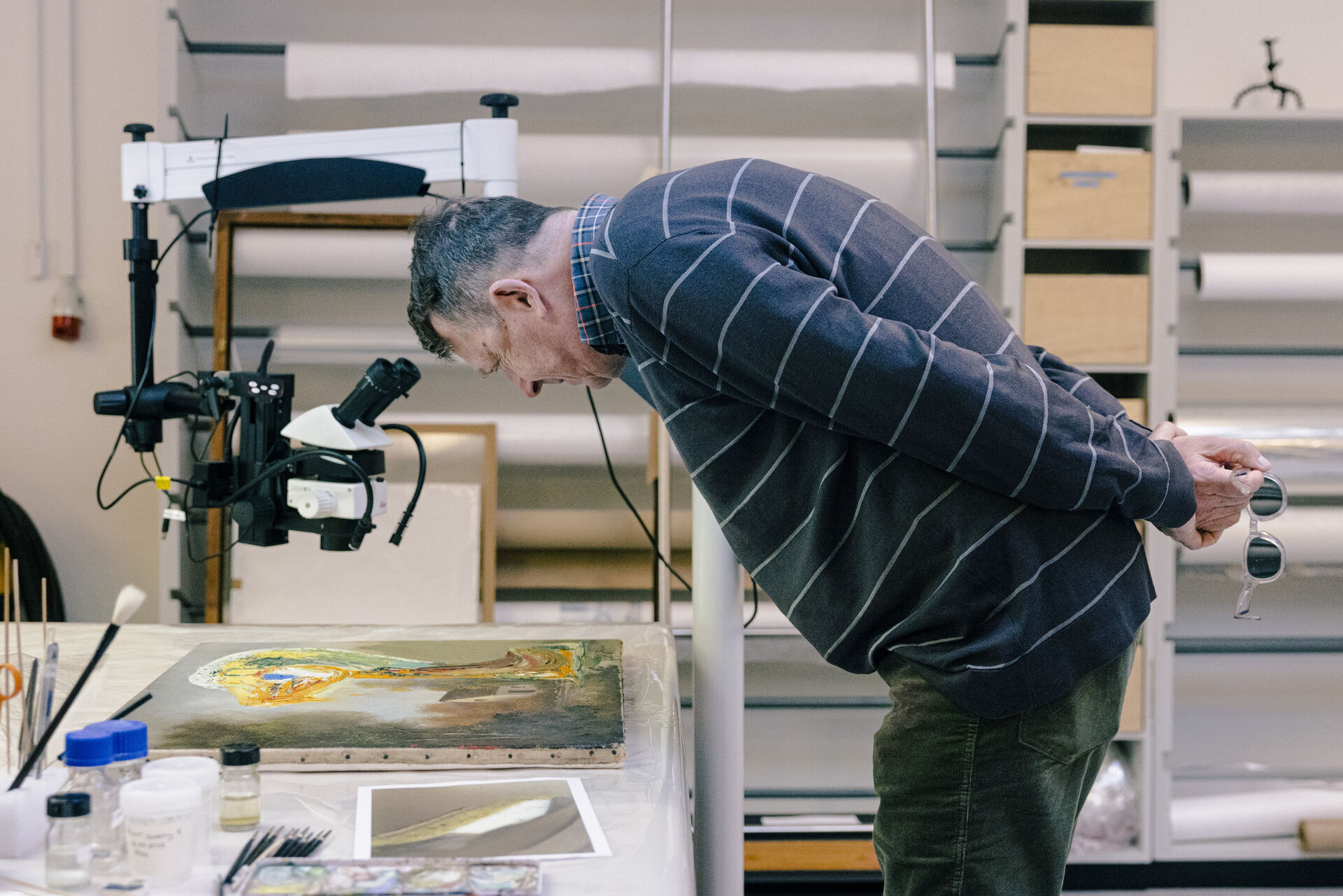 Efter at være blevet overhældt med kontaktlim af kunstneren Ibi-Pippi Orup Hedegaard, er det nu lykkedes konservatorer at restaurere Asger Jorns maleri Den foruroligende ælling.
