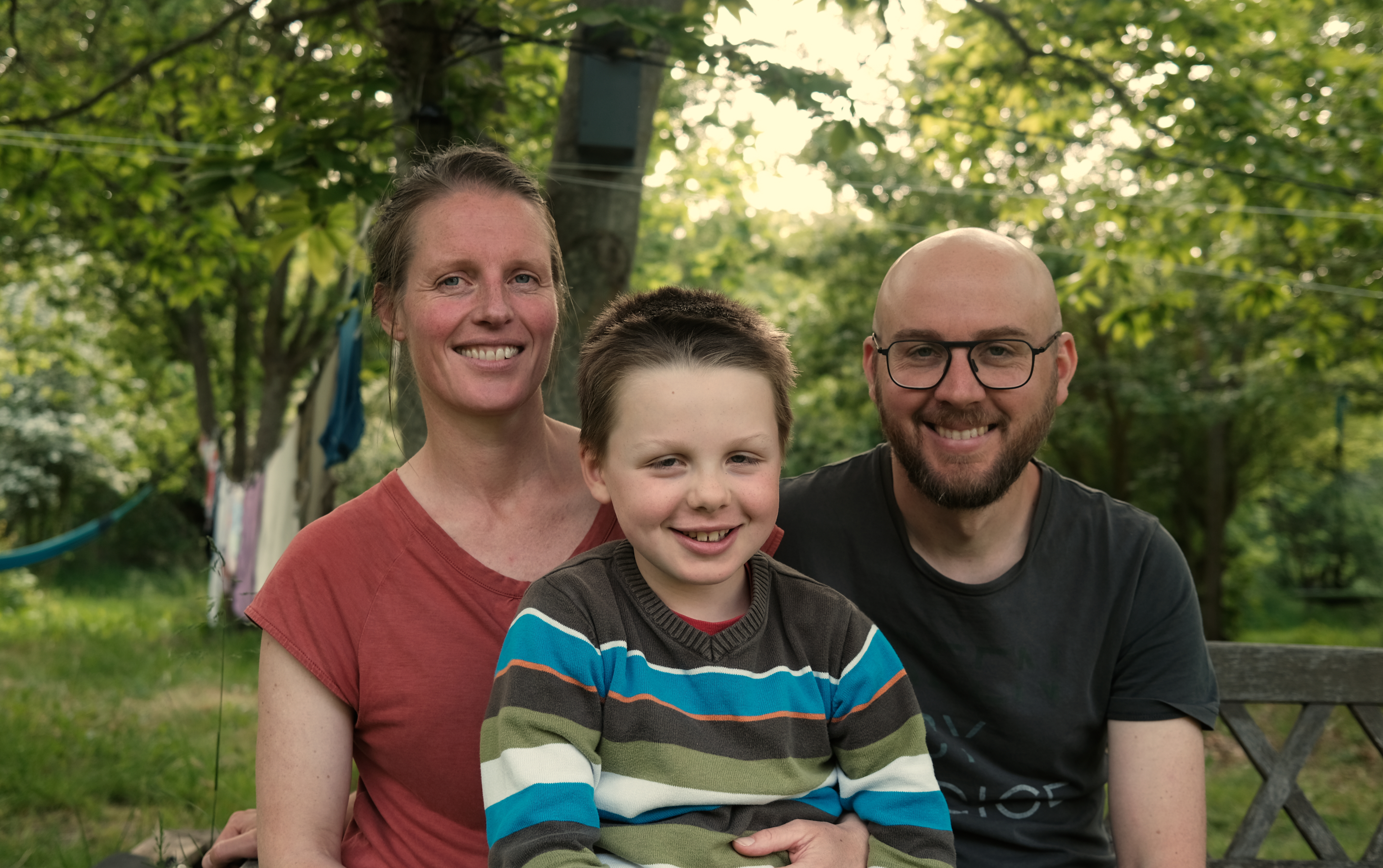 Camilla Mikkelsen med drengen Mikkel og kæresten Phillip