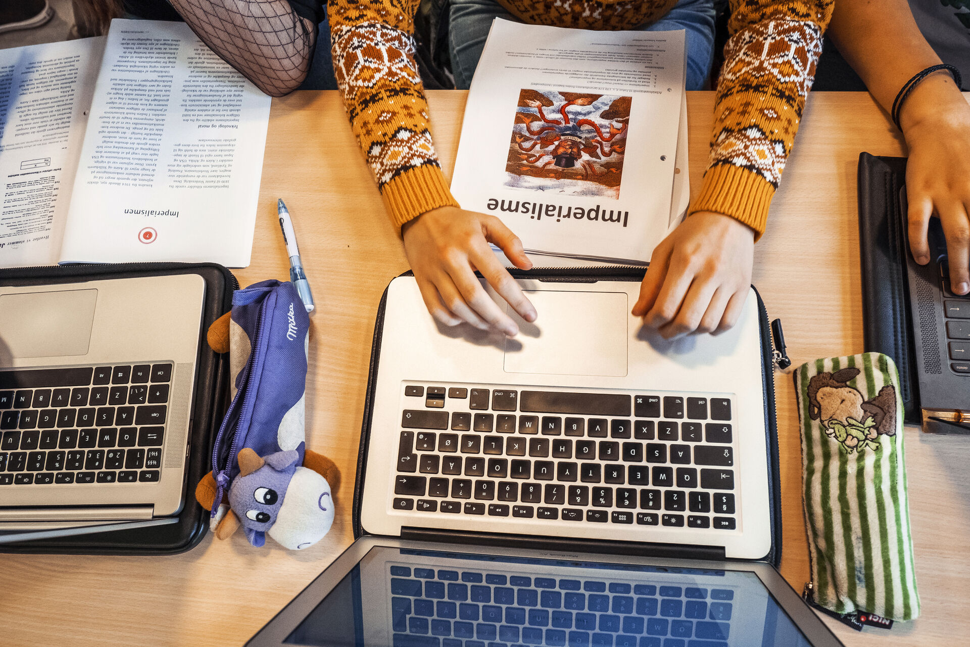 Gymnasieelever med pcer