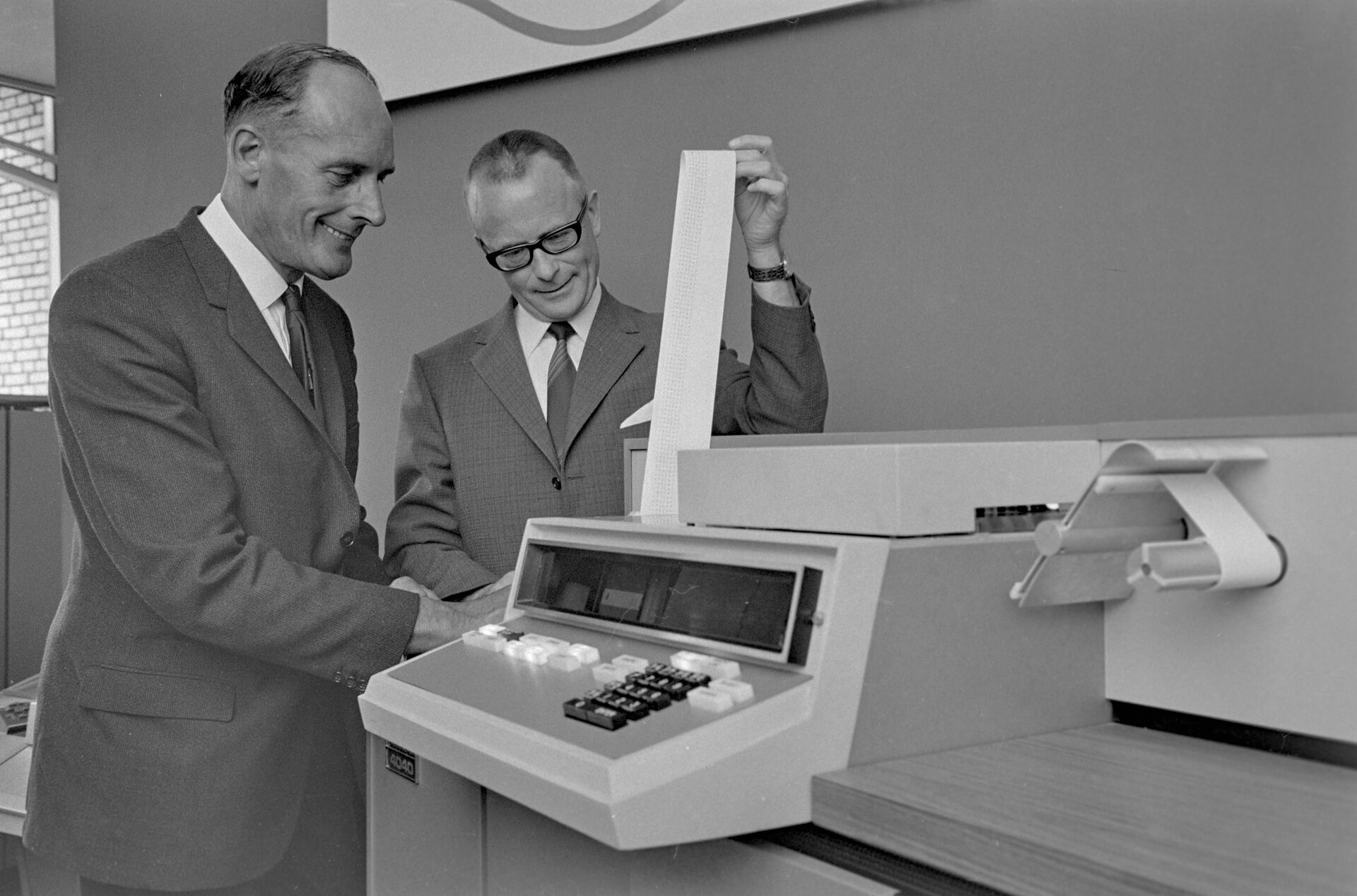 Datamaskine introduceres på et kontor i 1969