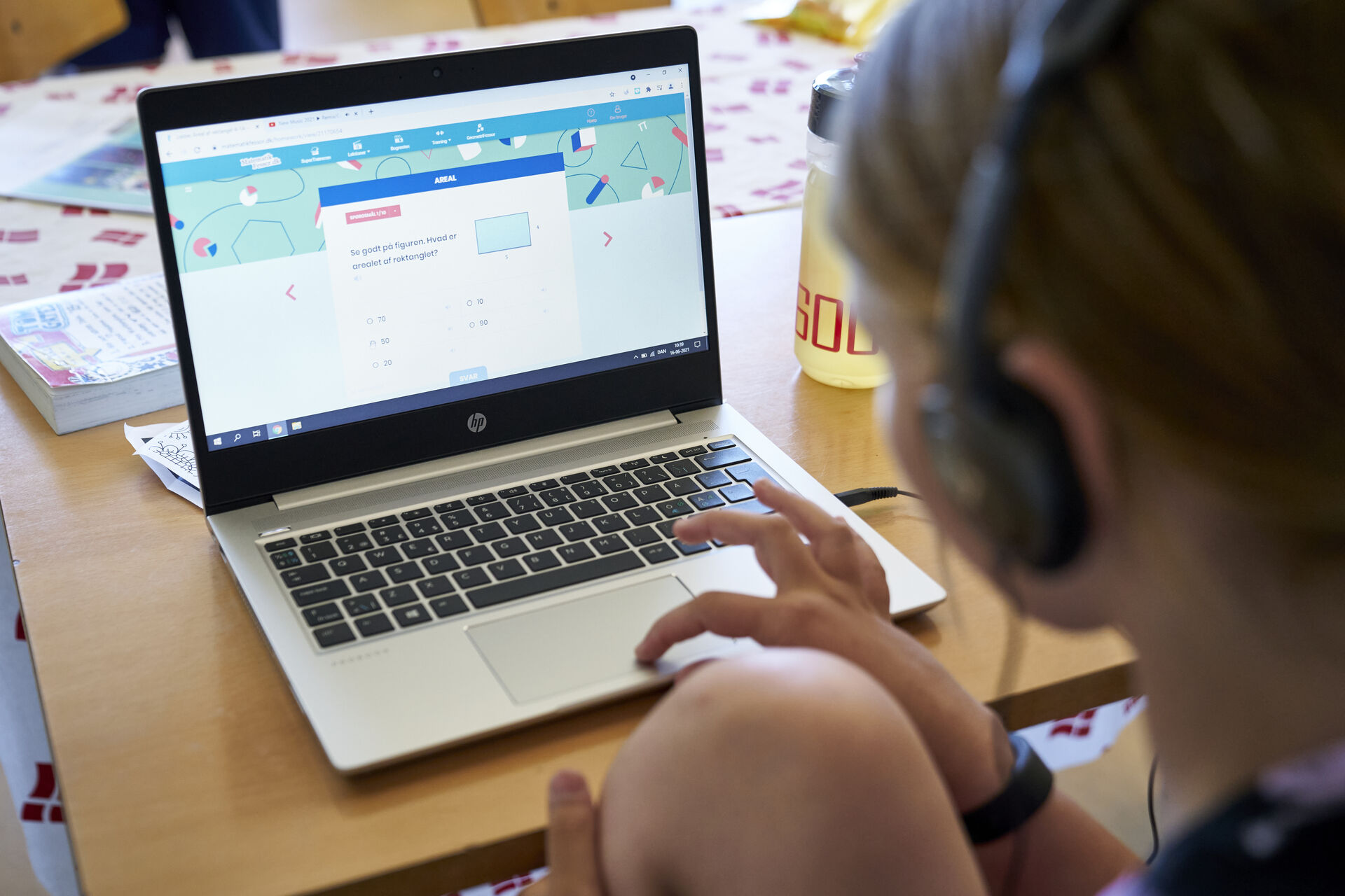 Bør skærme fylde mindre i folkeskolens klasselokaler?