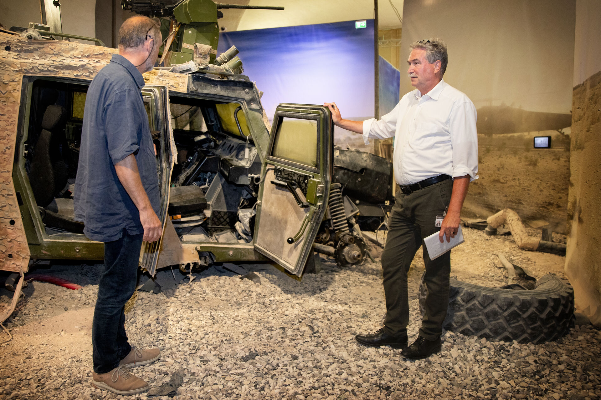  Udstillingen Den fjerne krig om den danske militære indsats i Afghanistan, på Krigsmuseet i Christian IVs tøjhus i København, er 10 år gammel. Museumsdirektør Jens Carl Kirchmeier-Andersen (hvid skjorte) diskuterer udstillingen med journalist Jacob Svendsen.