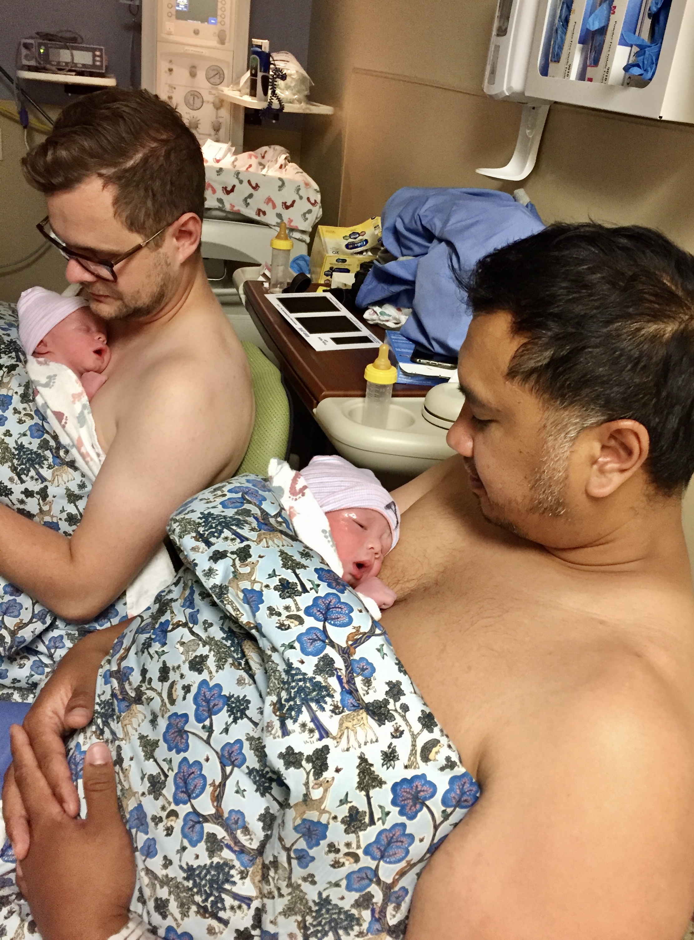 Kaspar Mørk Arianto og hans mand har tvillinger og et nyt barn på vej. Børnene har de fået via en surrogatmor i USA, og det er i dag ikke lovligt efter danske regler..