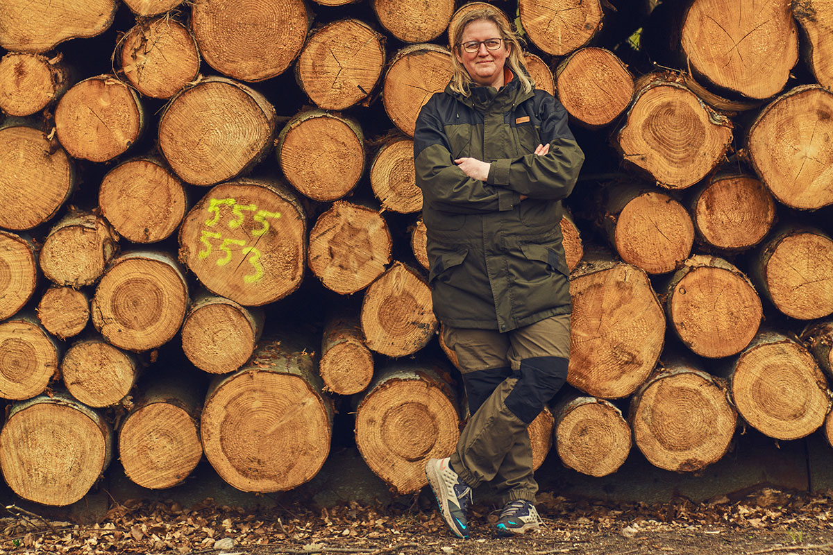 Signe Nepper Larsen ved træstammer