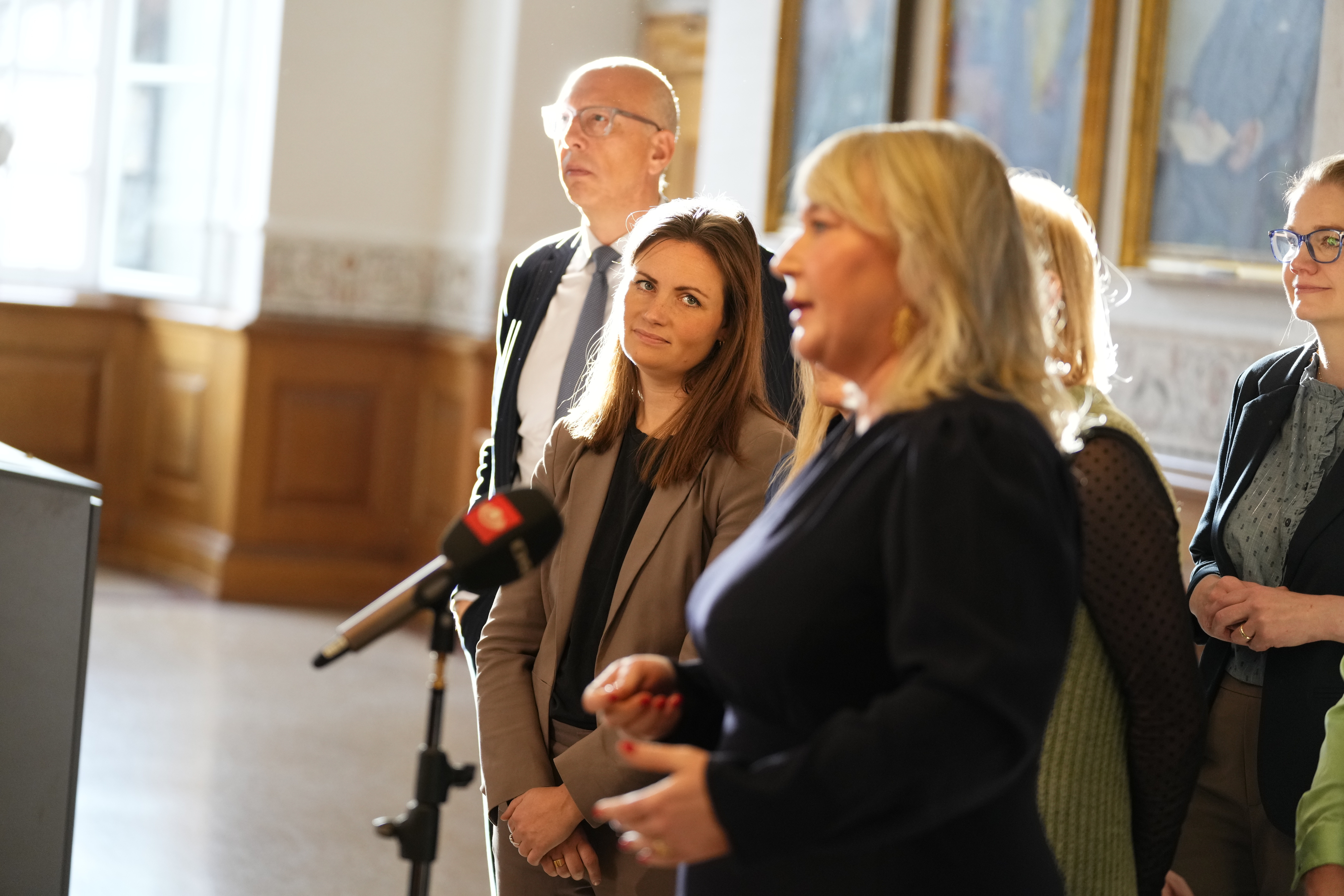 Uddannelses- og forskningsminister Christina Egelund og forskningsordførerne præsenterer aftalen om forskningsreserven for 2026-29.