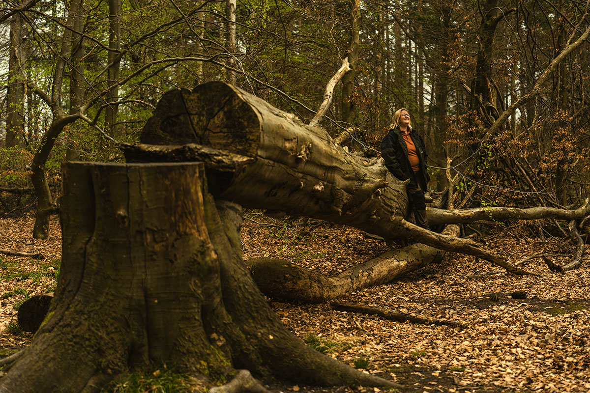 Signe Nepper Larsen ved fældet træ