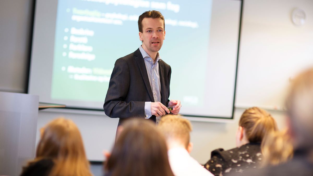 Mads Lindholm Ved Tavle