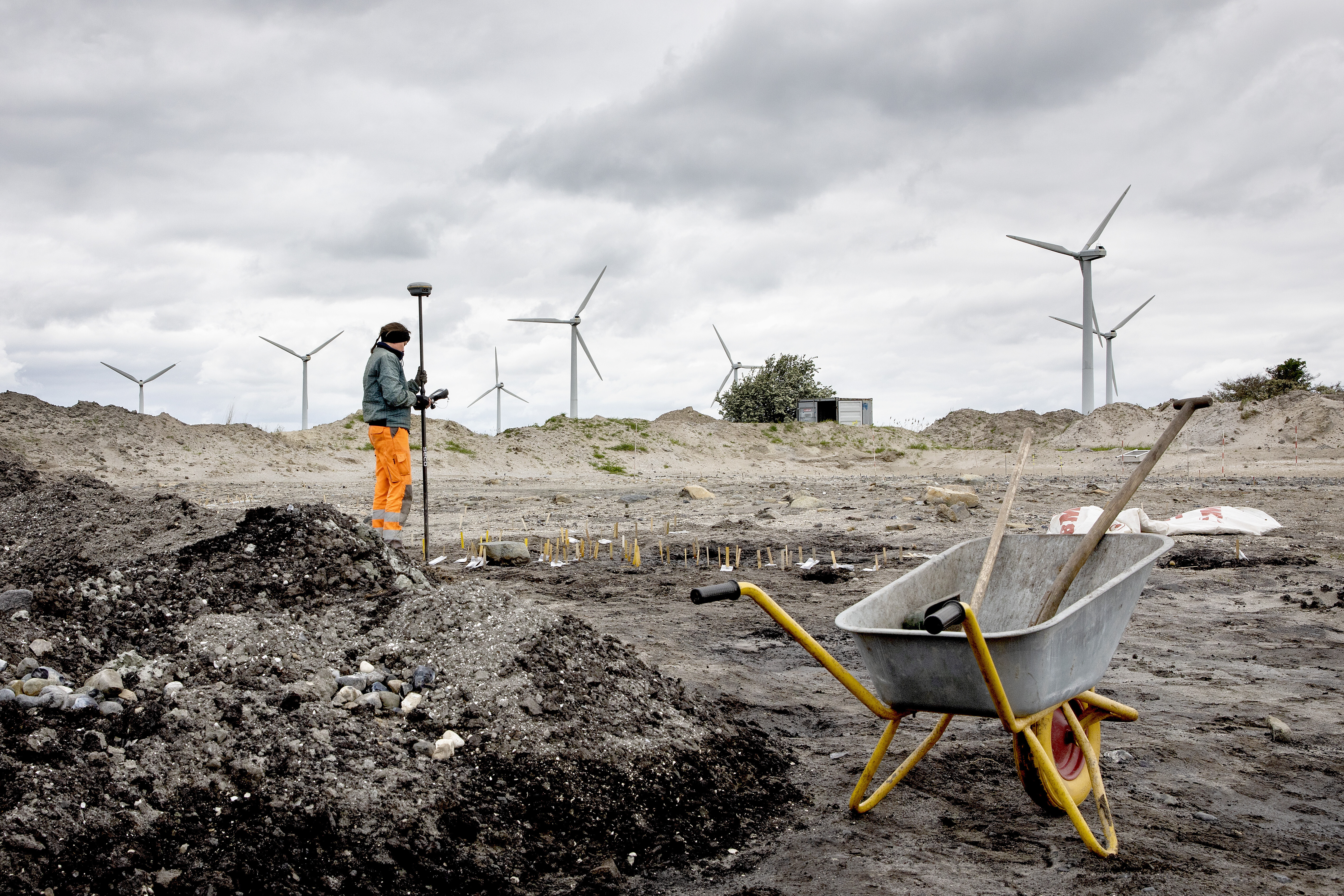 Ved Syltholm øst for Rødbyhavn går et hold arkæologer rundt på en åben plads og indsamler fund fra stenalderen, inden pladsen om få måneder omdannes til en byggeplads for den nye Femernforbindelse.