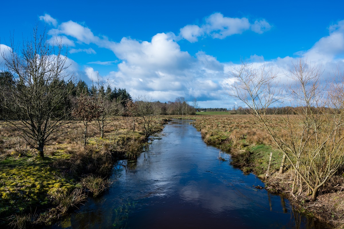 Å løber gennem landskab