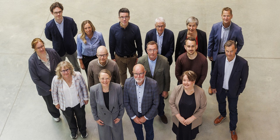 VIAs nye bestyrelse samt rektor, Gitte Sommer Harrits og prorektor Helle Kruuse-Andersen på det konstituerende bestyrelsesmøde mandag d. 11. maj. Forrest er rektor Gitte Sommer Harrits, fortsættende formand Per B. Christensen og fortsættende næstformand Hanne Roed. (To af bestyrelsens i alt 15 medlemmer er fraværende på billedet.)