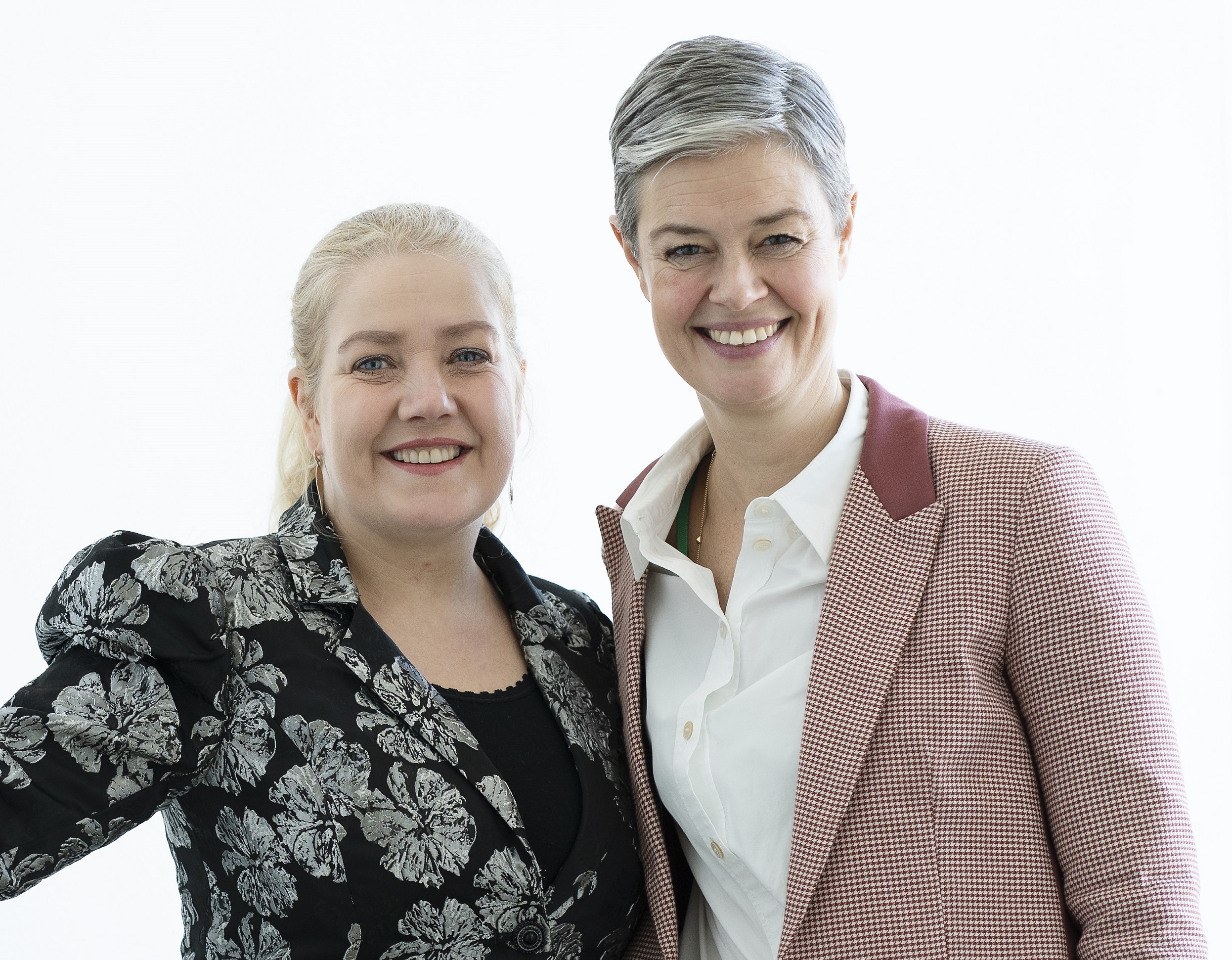 Croppedcamillaogcathrinemedhvidbaggrund