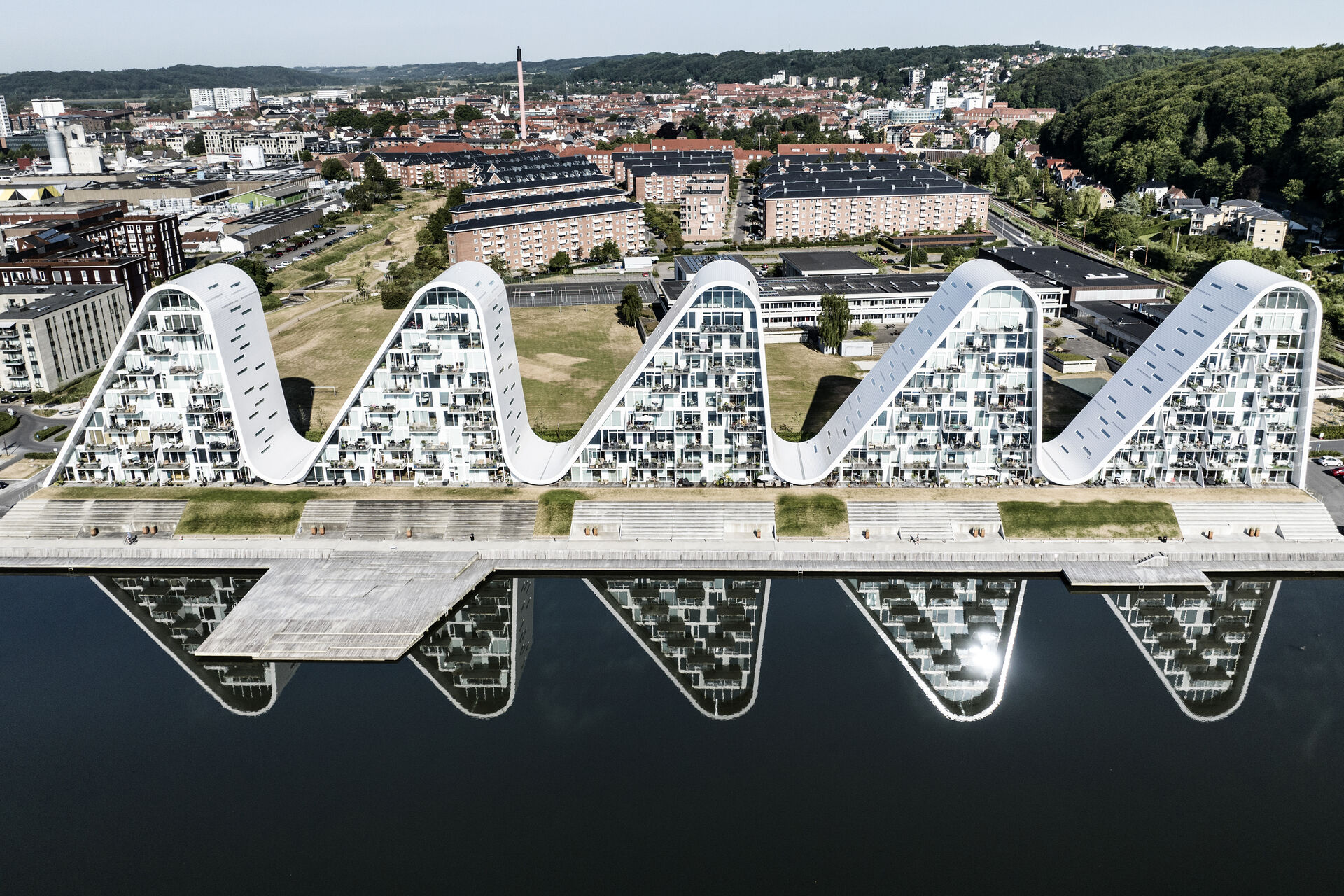 Vejle med den ikoniske bygning Bølgen i forgrunden