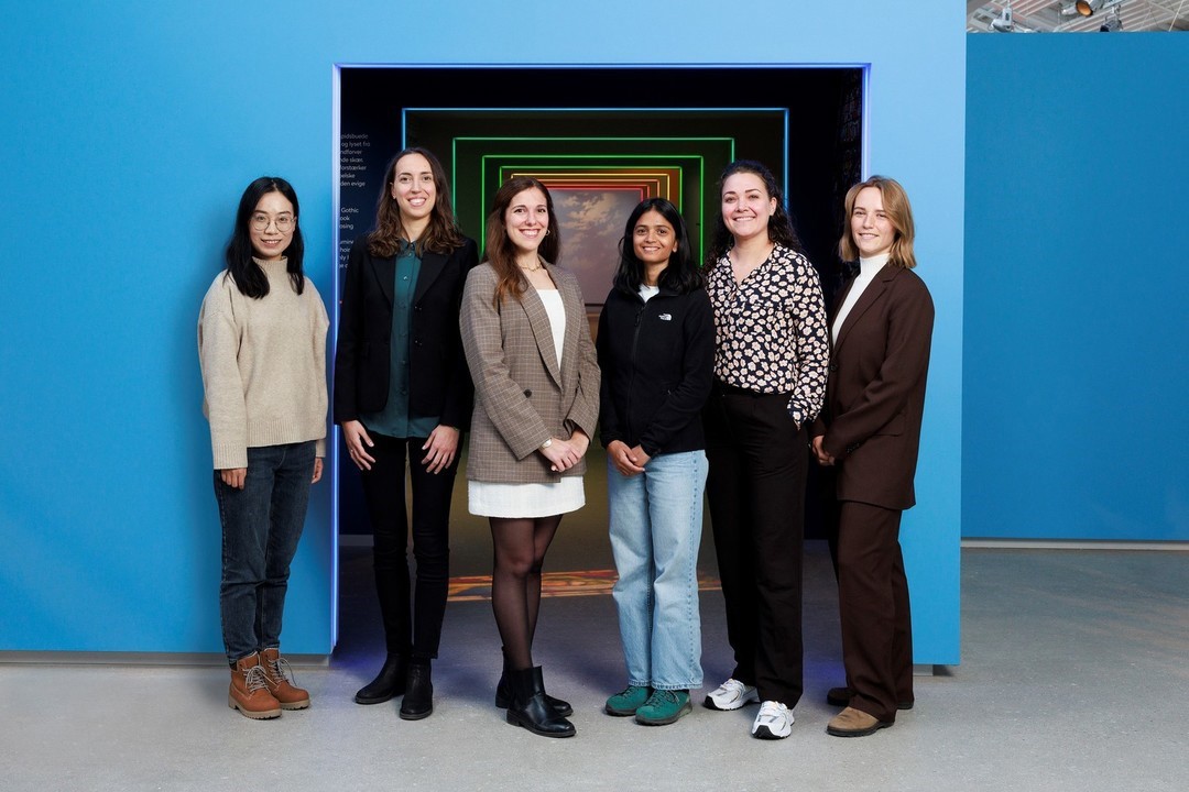 Fra venstre ses Mengting Li (AAU), Elisa Bassignana (ITU), Ersilia Guarini (KU), Mahak Pancholi (AU), Monica Hamann Sandgaard (RUC) og Nathalie Suhr Eiris Henriksen (DTU). Mie Thorborg Pedersen (SDU) og Maria Scheel (AU) havde ikke mulighed for at deltage.