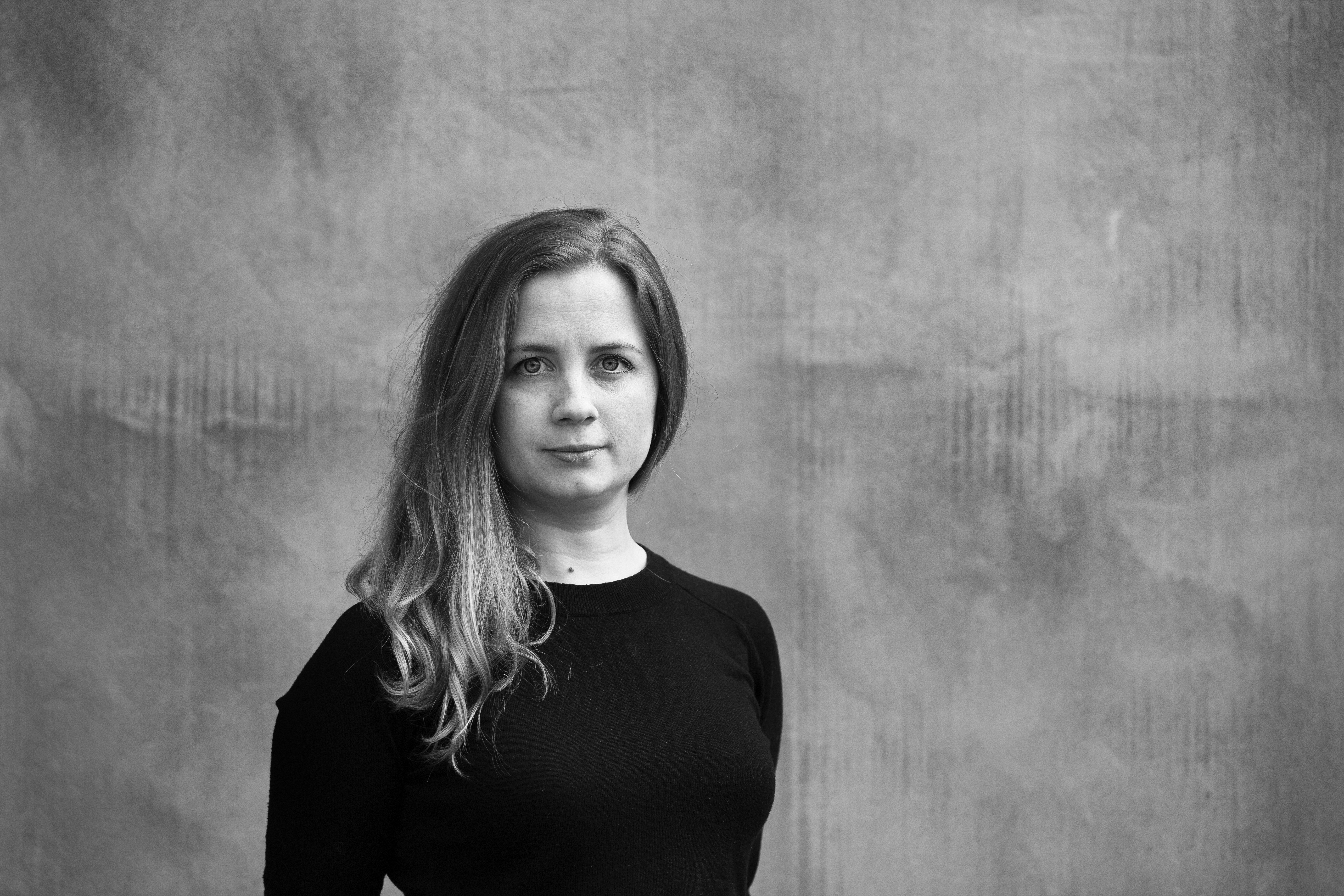 Katrine Stenum Poulsen er uddannet kunsthistoriker og ansat som museumsinspektør og kurator på Trapholt Kunstmuseum.