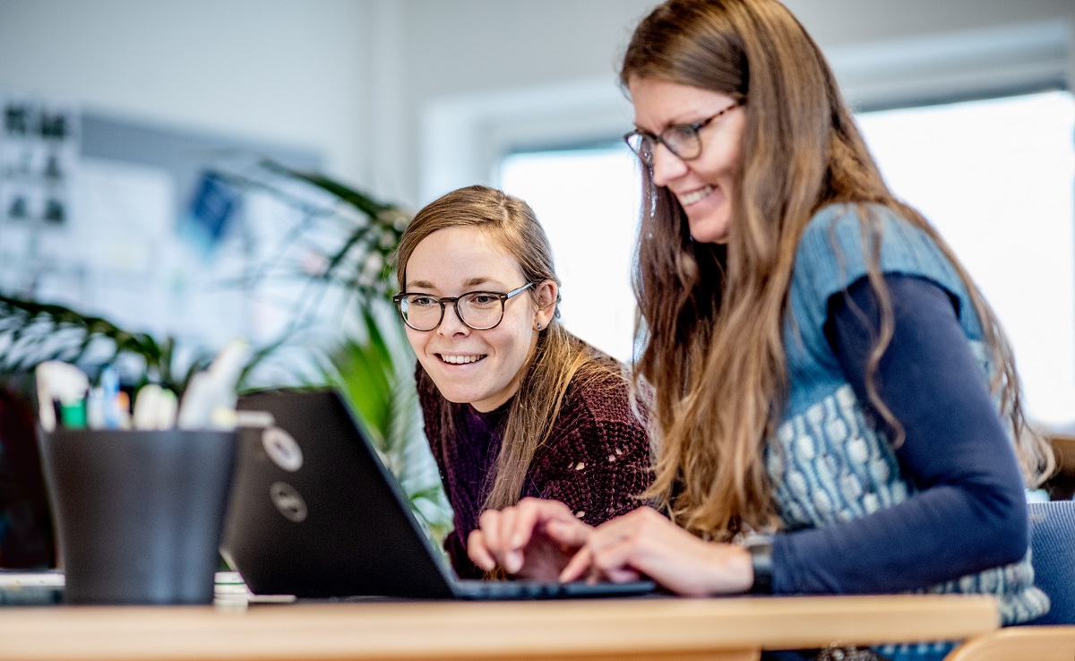 To kvinder bag skærm 