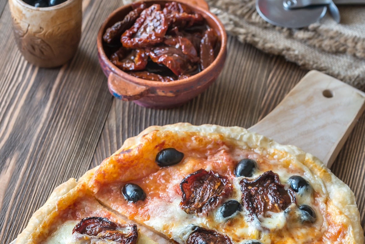 Ost, tomat og skinke i pizza