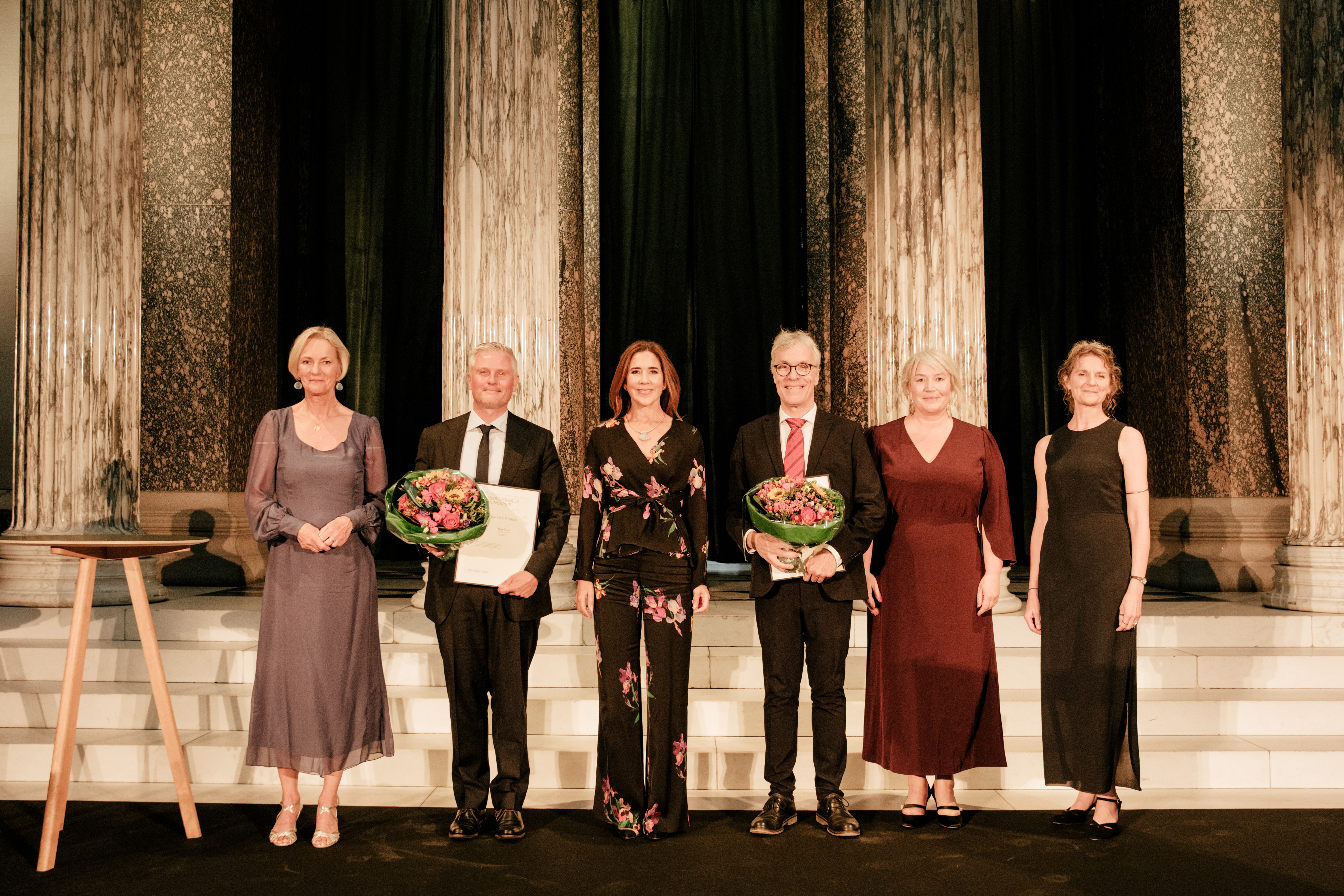 Fra venstre: Majken Schultz, Claes Holger de Vreese, H.M. Dronningen, Klaus Mølmer, Christina Egelund og Mette Birkedal Bruun. 