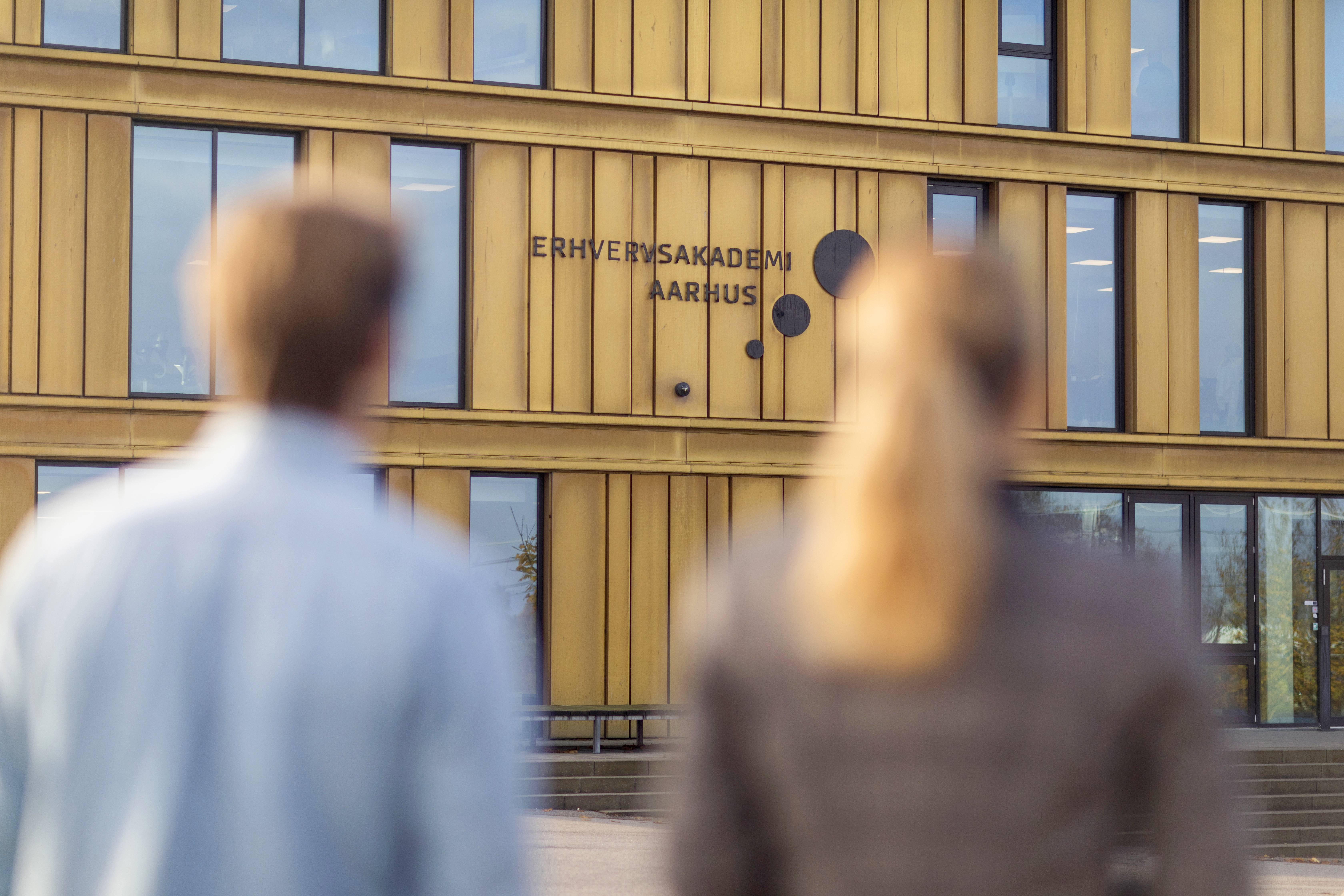Erhvervsakademi Aarhus oplever ligesom flere andre erhvervsakademier stigende interesse for professionsbacheloruddannelser, mens de klassiske toårige erhvervsakademiuddannelser går tilbage. 