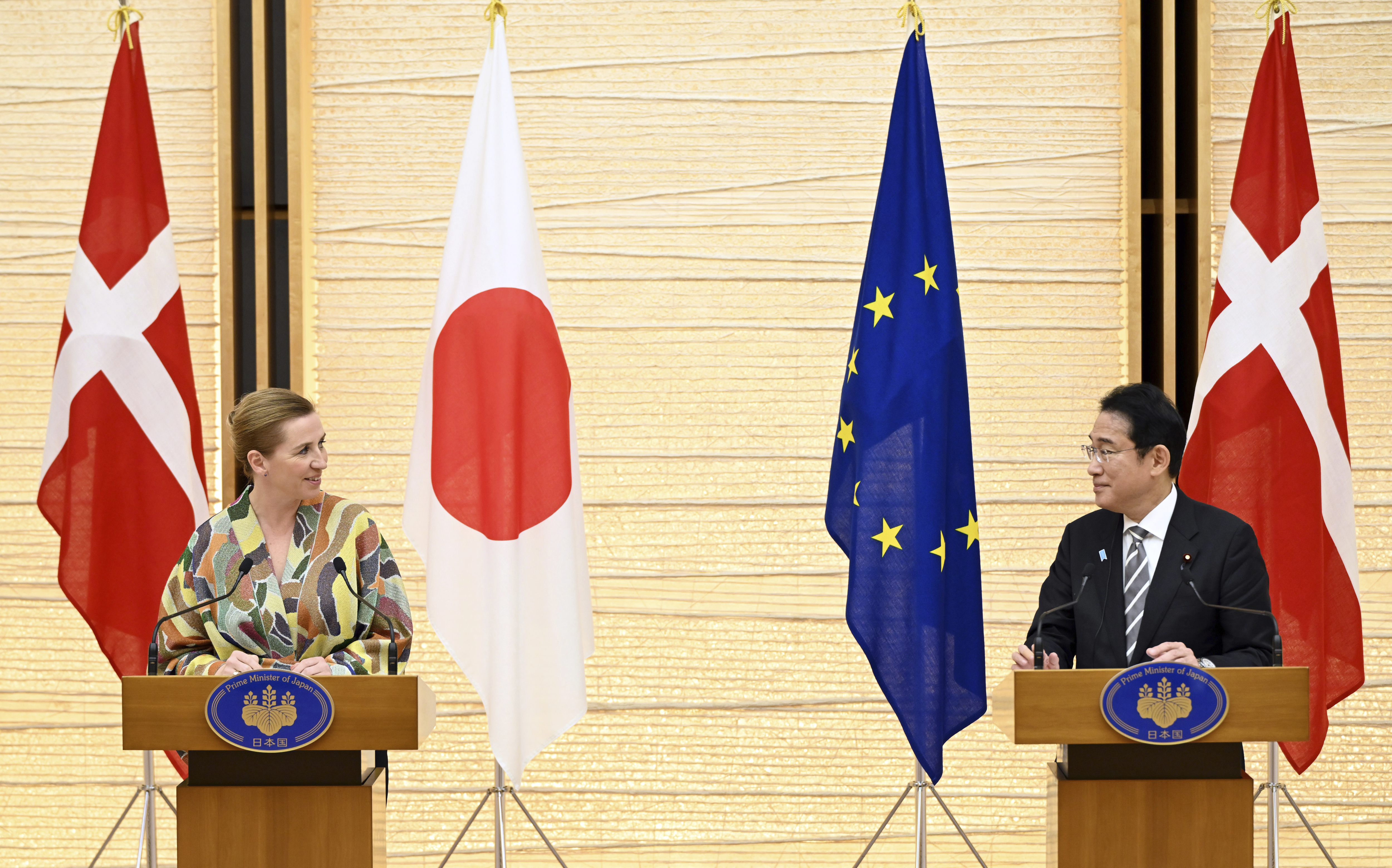 Mette Frederiksen møder den japanske statsminister Fumio Kishida
