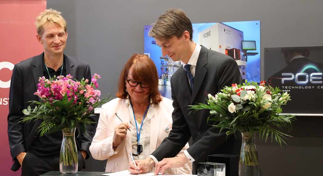 Aftalen om POEM Technology Center underskrives. Fra venstre: Peter Krogstrup (CEO for NQCP), Annie Geoffroy (CEO for RIBER) og Joachim Mathiesen (leder af Niels Bohr Institutet).