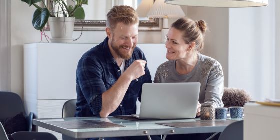 Par Sidder Ved Computer I Studie