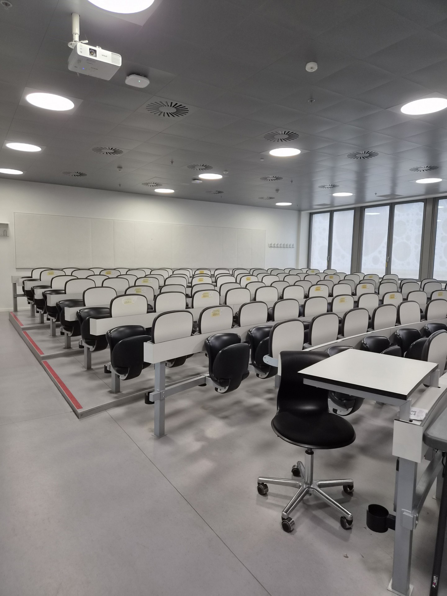Det er store åbne rum, som for eksempel et forelæsningslokale eller en kantine, hvor man kan føle sig observeret fra flere sider, der kan være en udfordring for studerende med psykiske funktionsnedsættelser. 