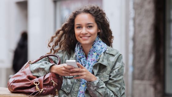 Ung Kvinde Med Iphone