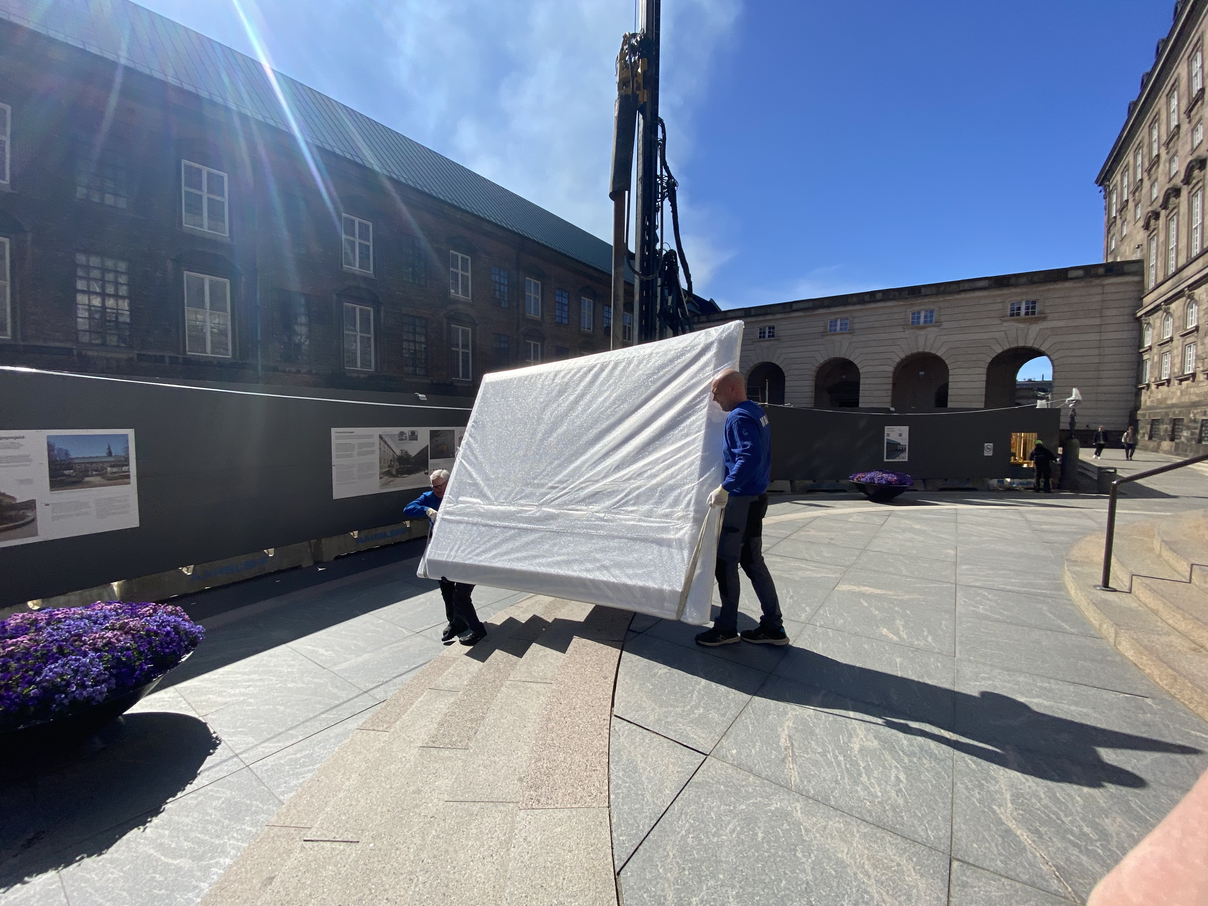Foto Sofie Falkentorp Billede Bæres Ud Af Christiansborg