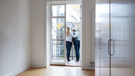 Ungt Par Pa Altan I Andelsbolig