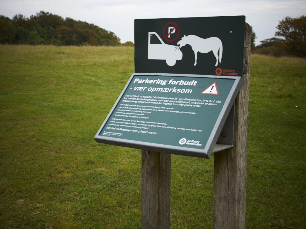 Advarselsskilt med heste i Hammer Bakker