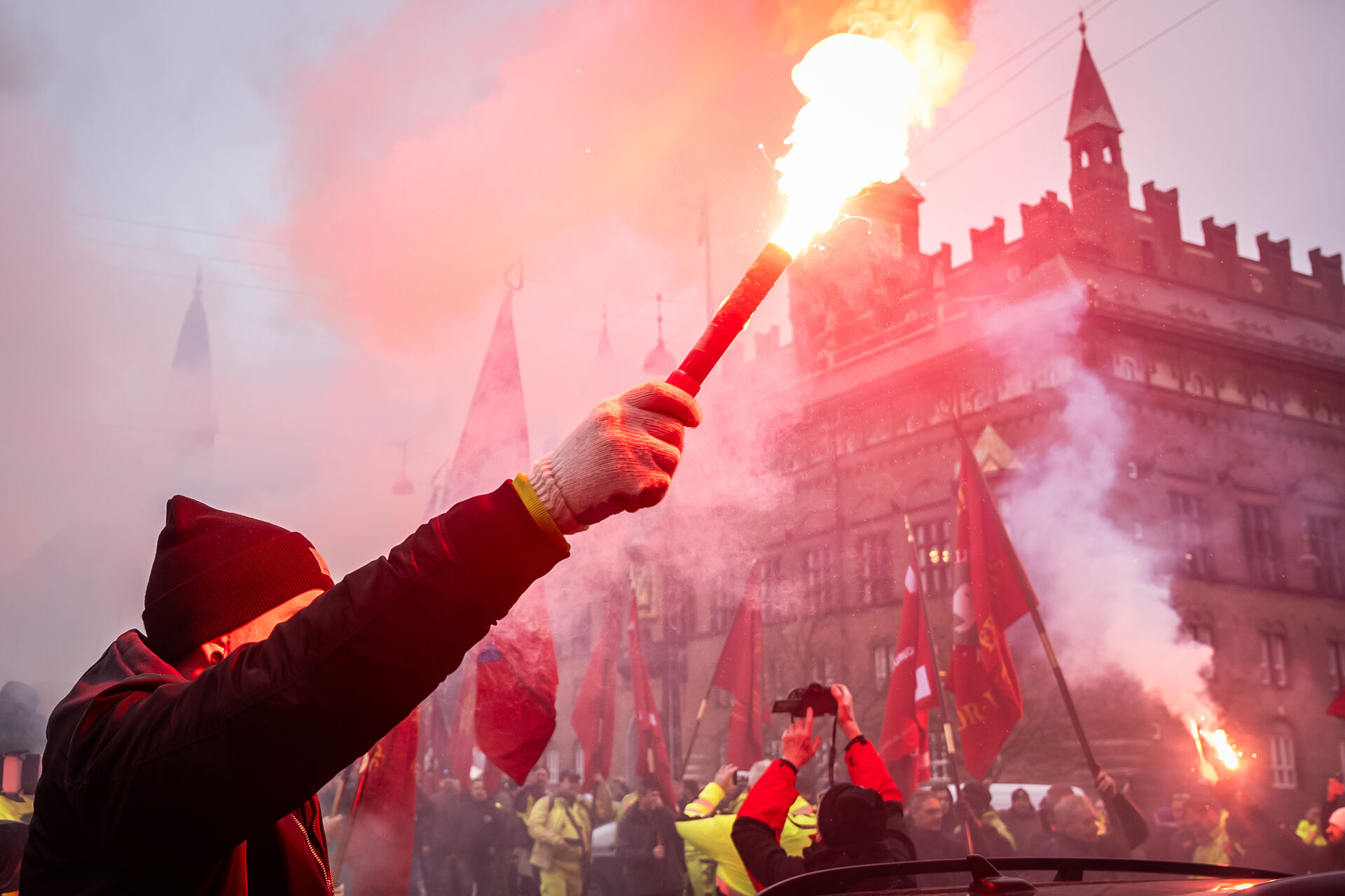 Demonstration på Rådhuspladsen forud for pressemøde om start på overenskomstforhandlingerne i byggeriet hos Dansk Industri i København, torsdag den 16. januar 2025.