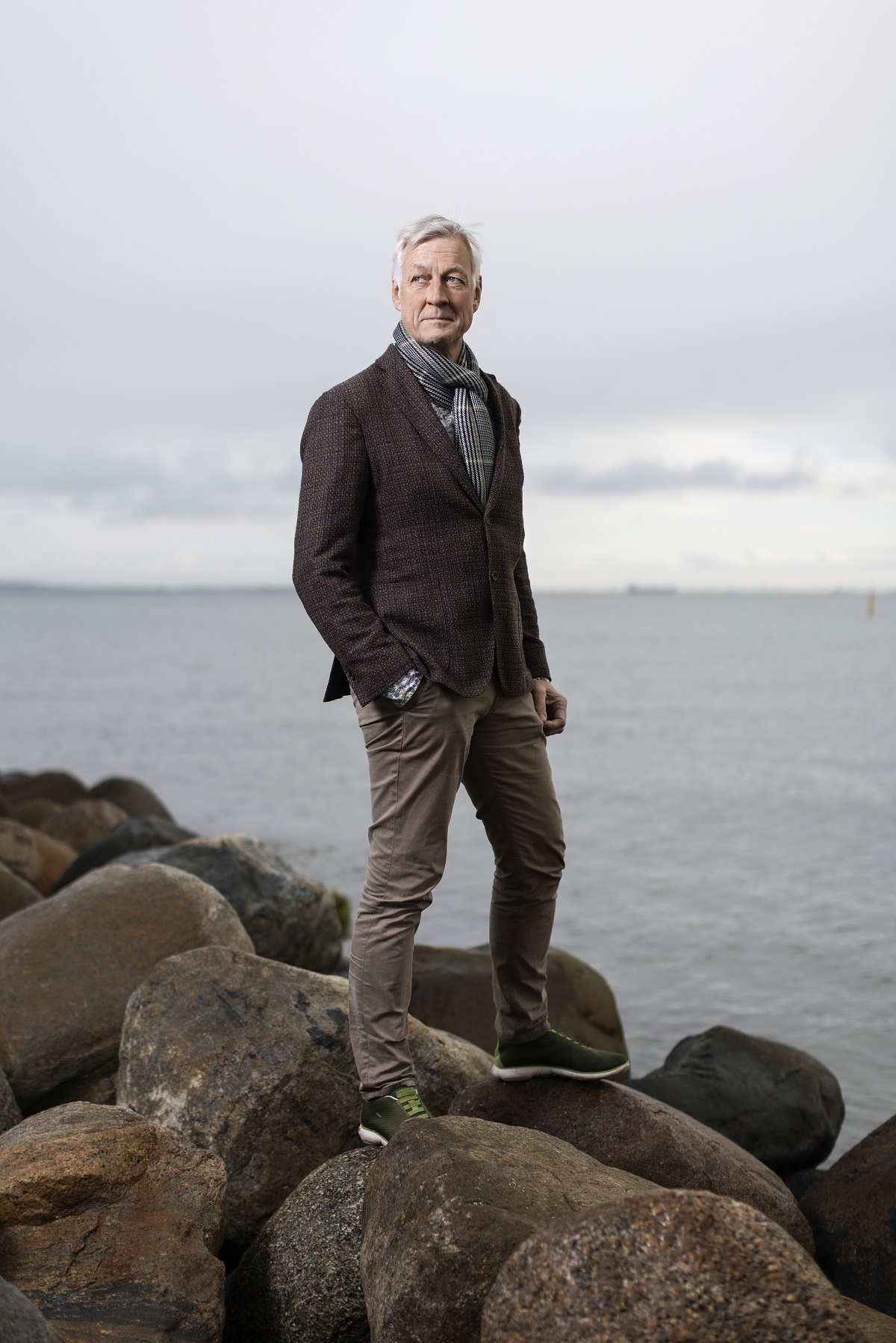 Peter Ditlevsen stående