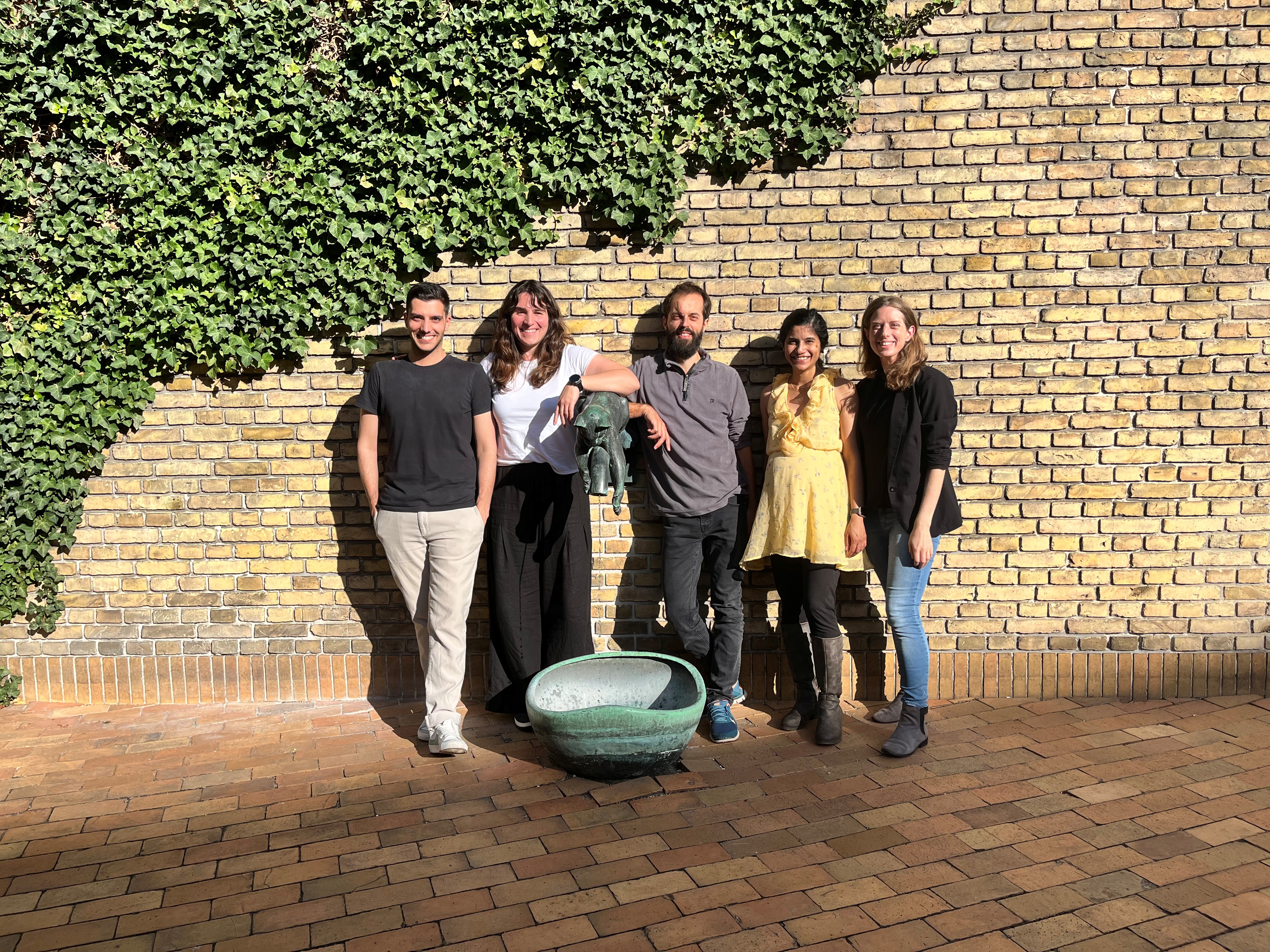 Fra venstre ses medlemmerne af bestyrelsen i Junior Researcher Association: Alessandro Messina (Aarhus BSS), Luisa Cassiano, formand (Health), Marcel Bühler, næstformand (Tech). Maria Correira (Nat) og Sidsel Rasmussen (Arts).