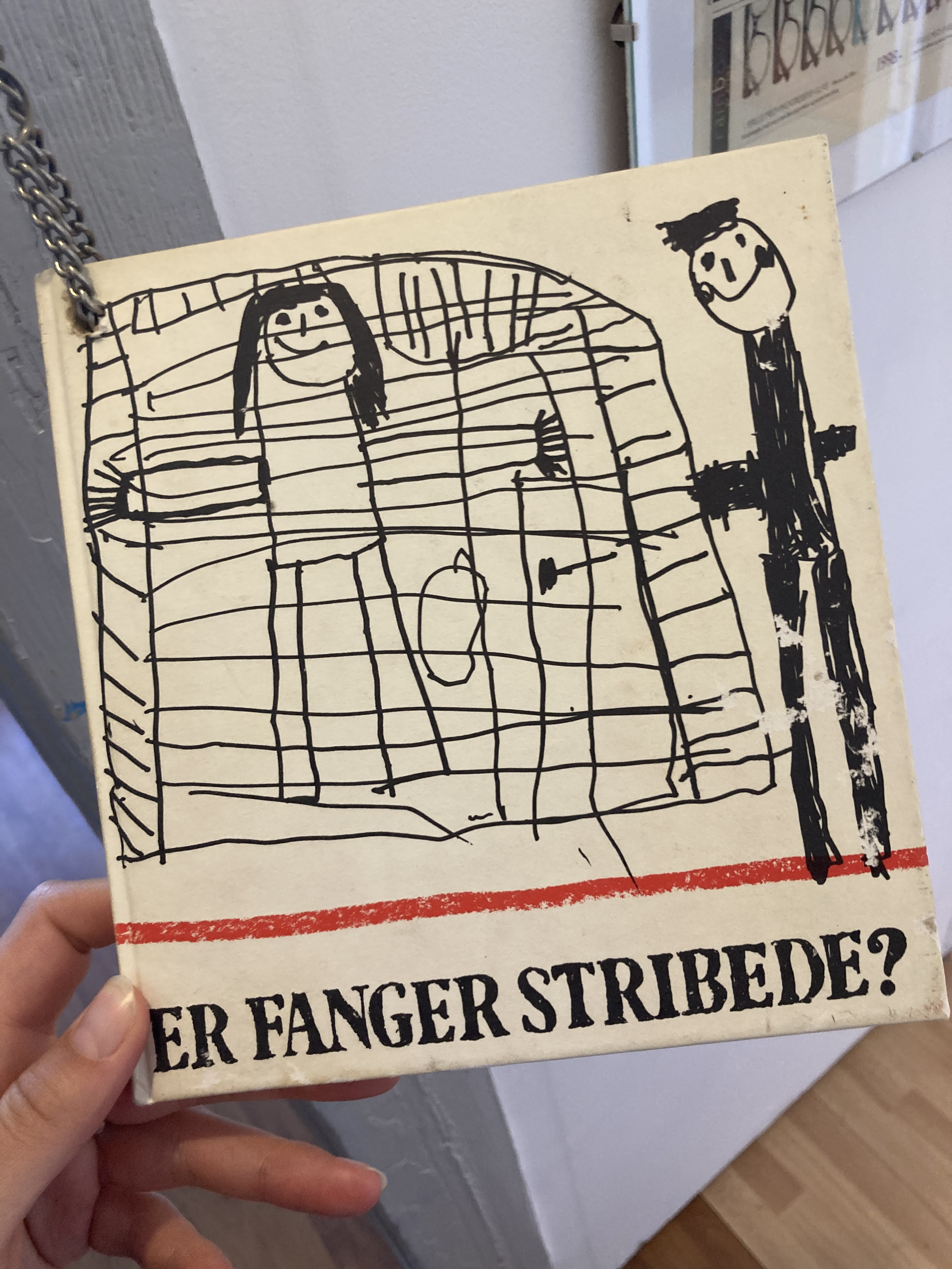 Mange har stadig kulturelle forestillinger om de stribende fangedragter, som det ses på børnebogen her. 