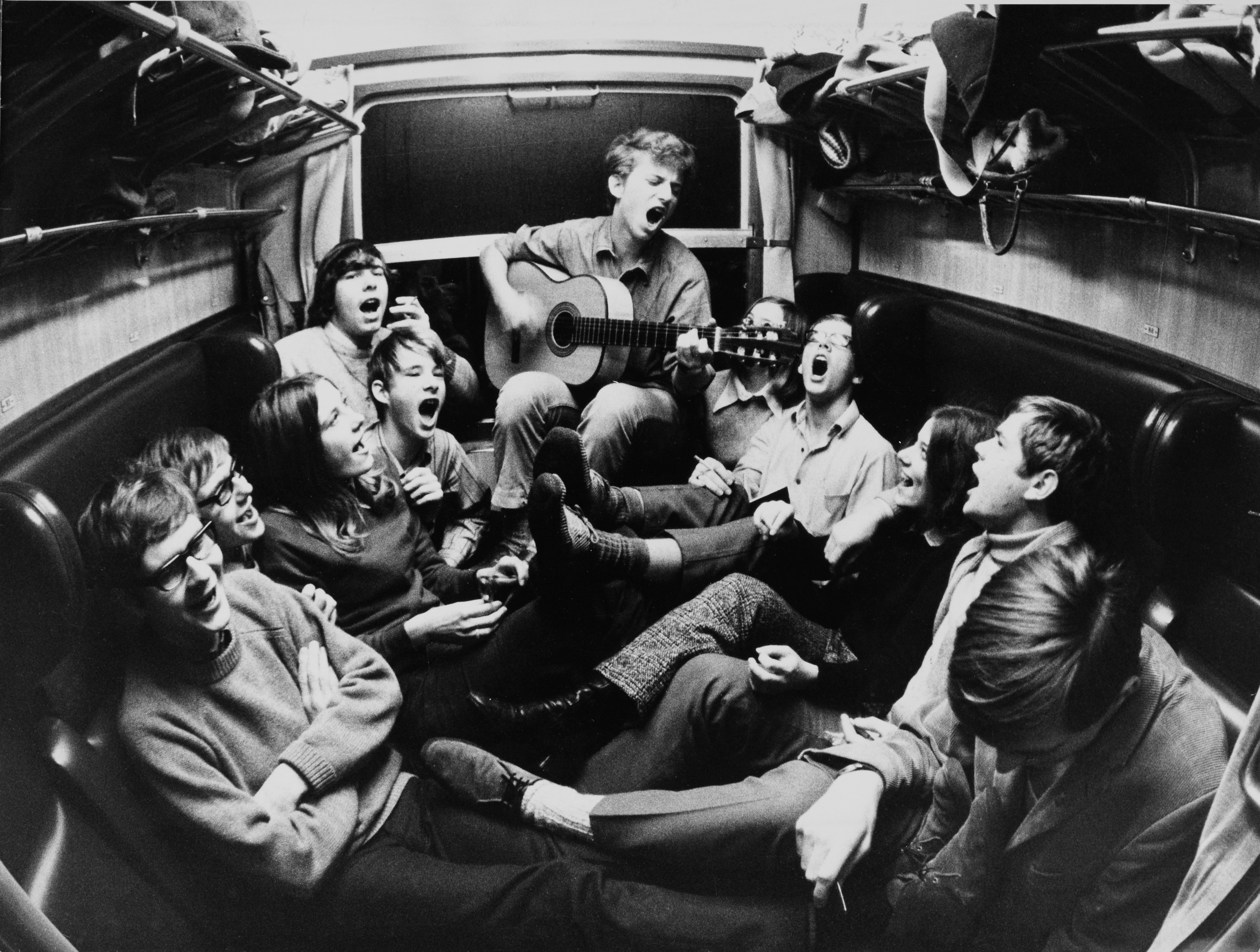 Unge aalborgensere på vej mod København i december 1969 for at  demonstrere for et nordjysk universitet. Aktionen var planlagt af  Universitetsforeningen, der blev stiftet for at skabe folkelig opbakning til ideen om et universitet i byen. Det lykkedes.