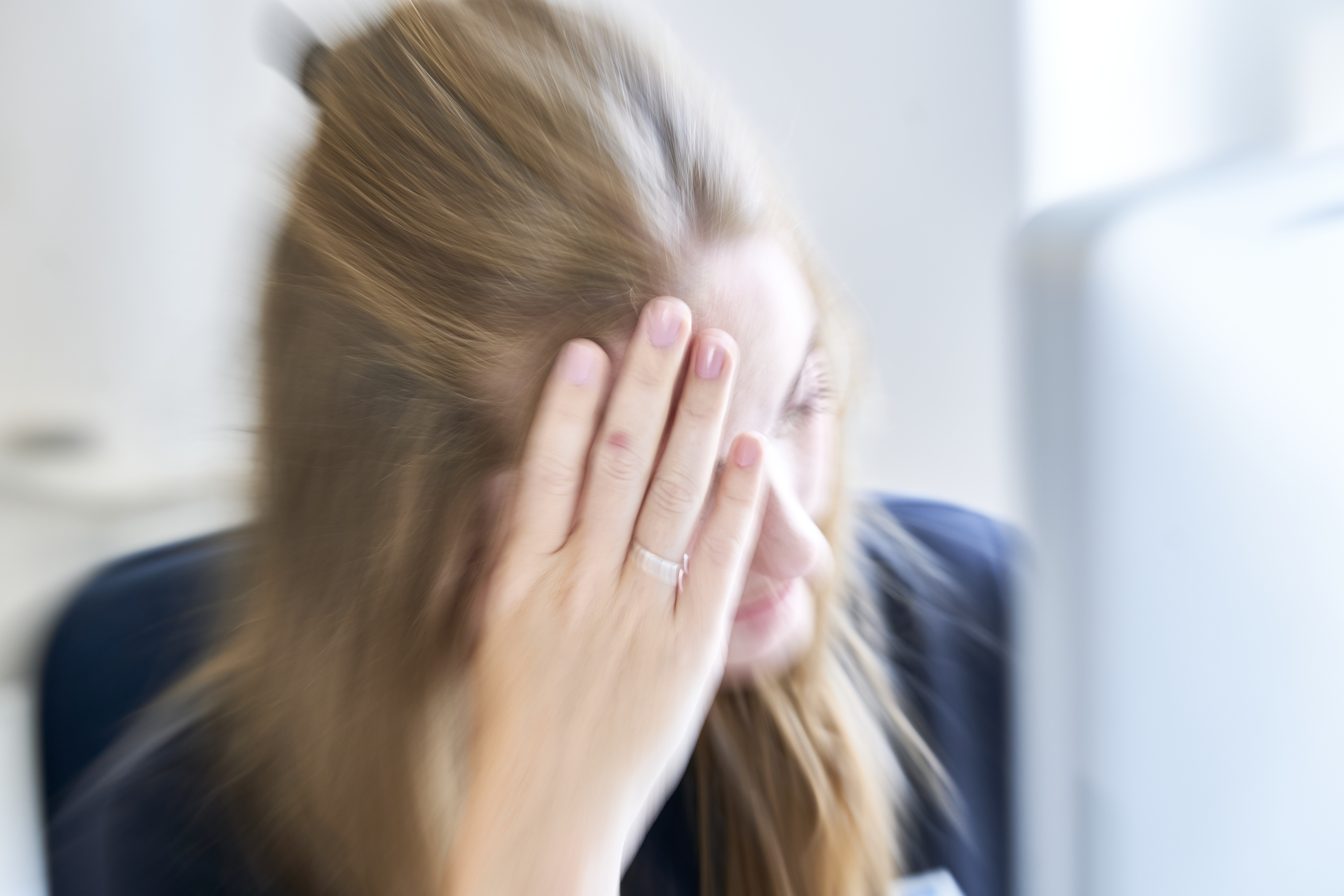 Kvinde tager sig til panden